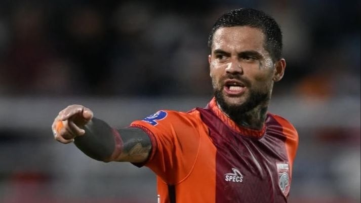 Dijuluki Si Bengal di Lapangan, Eks Timnas Indonesia ini Ternyata Sosok Ayah yang Hangat dan Masih Eksis Bermain Bola
            - galeri foto