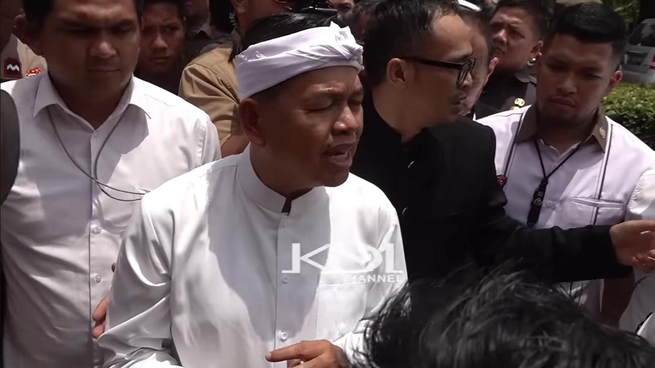 Gubernur Jabar, Dedi Mulyadi (KDM) di hadapan massa aksi mahasiswa yang meresahkan banjir di Kota Bekasi