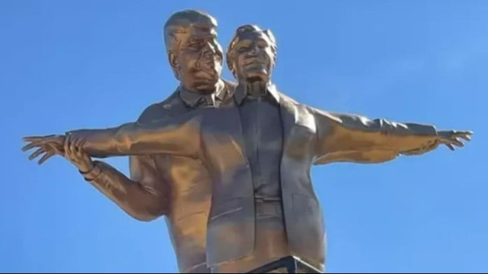 Patung emas figur Donald Trump dan Jeffrey Epstein di depan Gedung Capitol, Washington, DC, AS