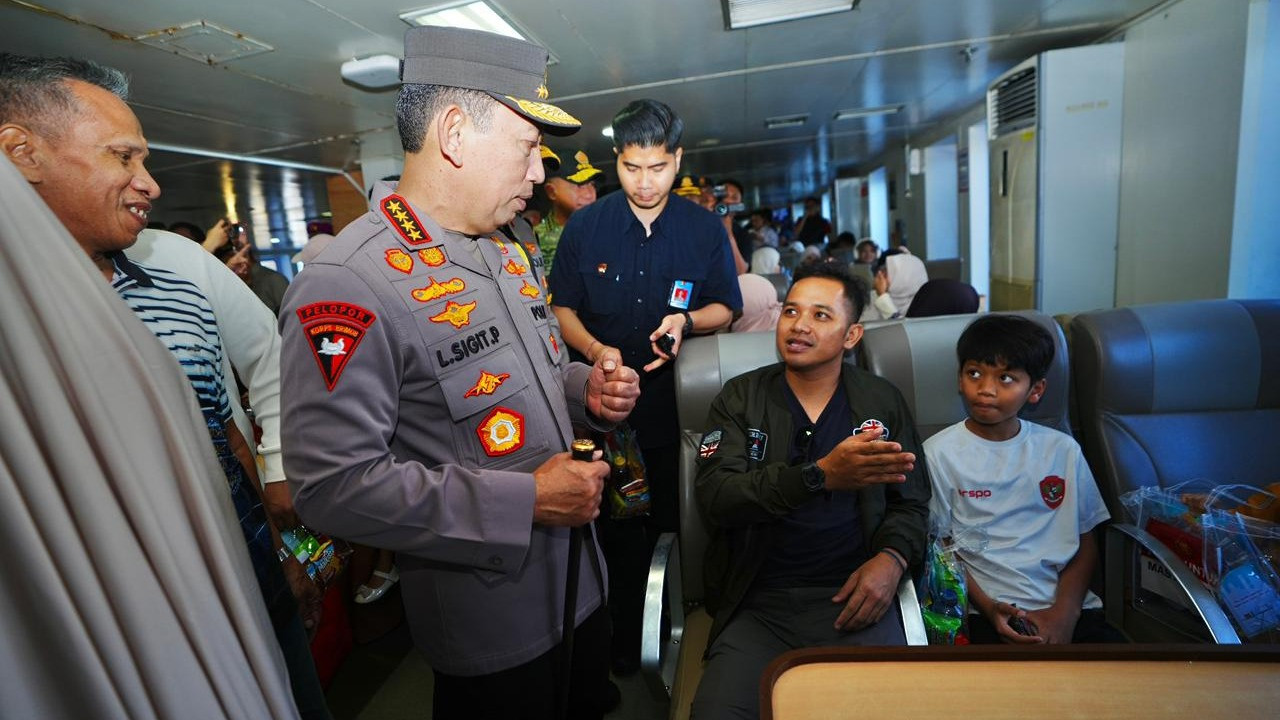 Kapolri Jenderal Listyo Sigit Prabowo meninjau arus mudik Lebaran 2026 di Dermaga Eksekutif Pelabuhan Merak, Banten Jumat, 13 Maret 2025.