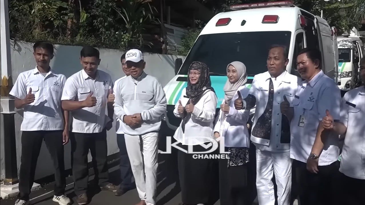 Gubernur Jawa Barat, Dedi Mulyadi (KDM) tinjau mobil dinas Mercedes-Benz yang ditransformasi menjadi ambulans
