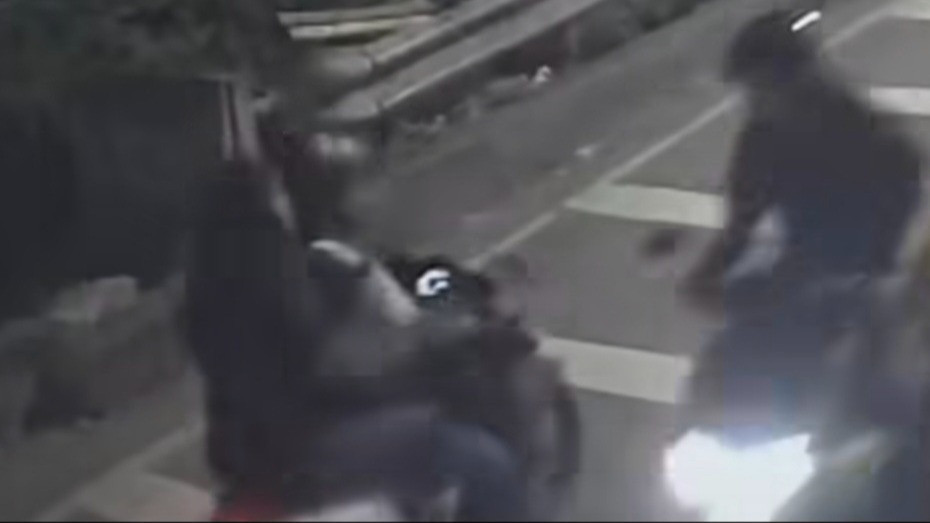 Rekaman CCTV Detik-detik Penyiraman Air Keras ke Aktivis Kontras.