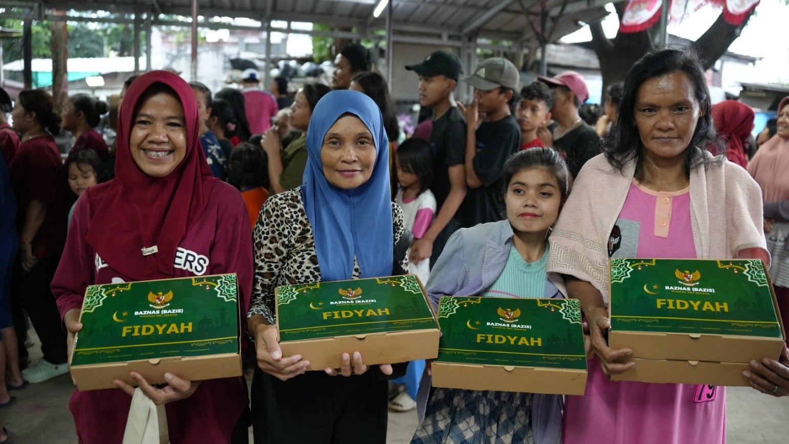 Potret ibu-ibu menerima fidyah yang disalurkan BAZNAS BAZIS DKI Jakarta.