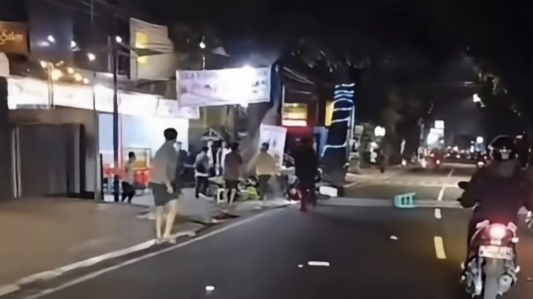 Tangkapan layar - Seorang pelajar SMAN 5 Bandung diduga tewas usai tawuran antar pelajar di Jalan Cihampelas, Kota Bandung, Jawa Barat, Sabtu (14/3).