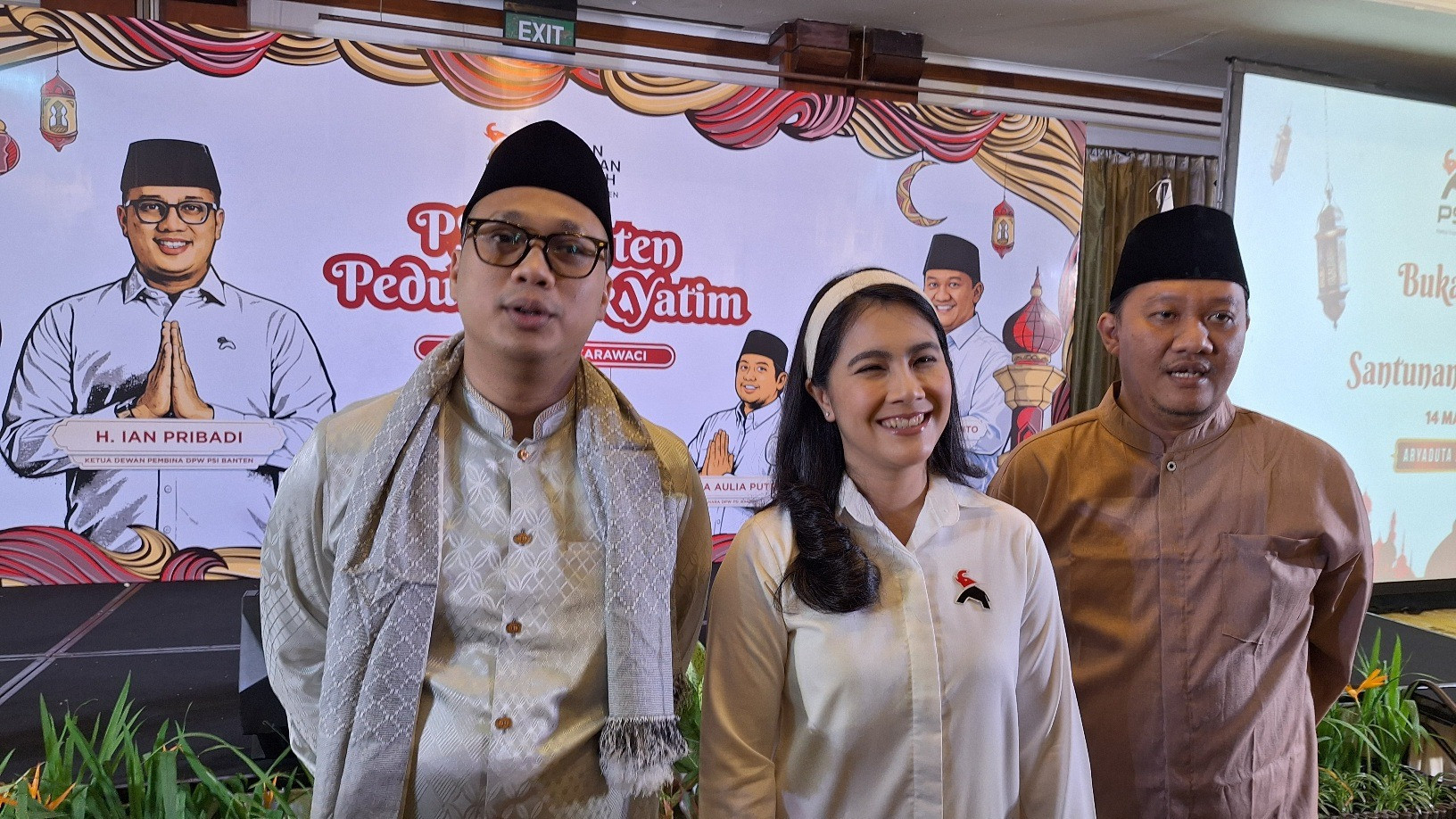 Waketum DPP PSI, Ratu Isyana Bagoes Oka (tengah), dan Ketua Dewan Pembina DPW PSI Banten, Ian Pribadi