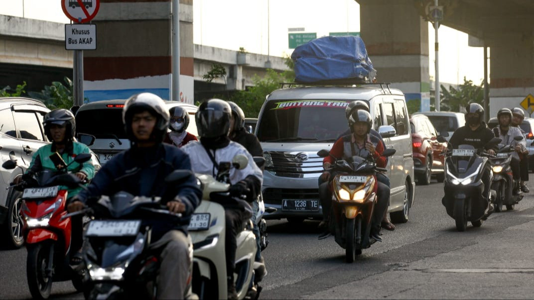 Berita Foto: H-7 Lebaran 2026, Arus Lalin Kalimalang Mulai Dipadati Pemudik Motor