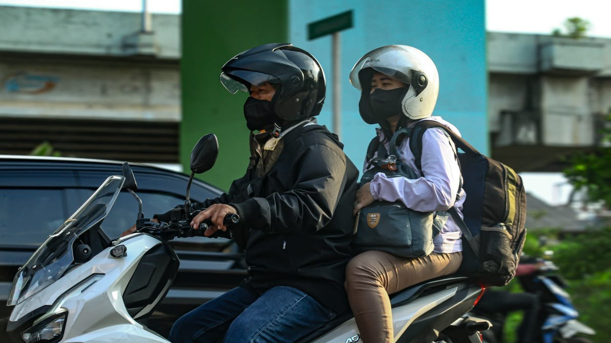 Berita Foto: H-7 Lebaran 2026, Arus Lalin Kalimalang Mulai Dipadati Pemudik Motor