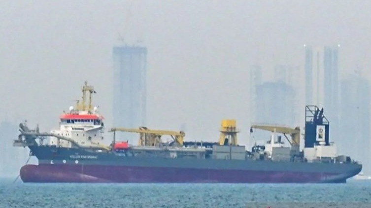 Kapal tanker melintas di Selat Hormuz, Iran.