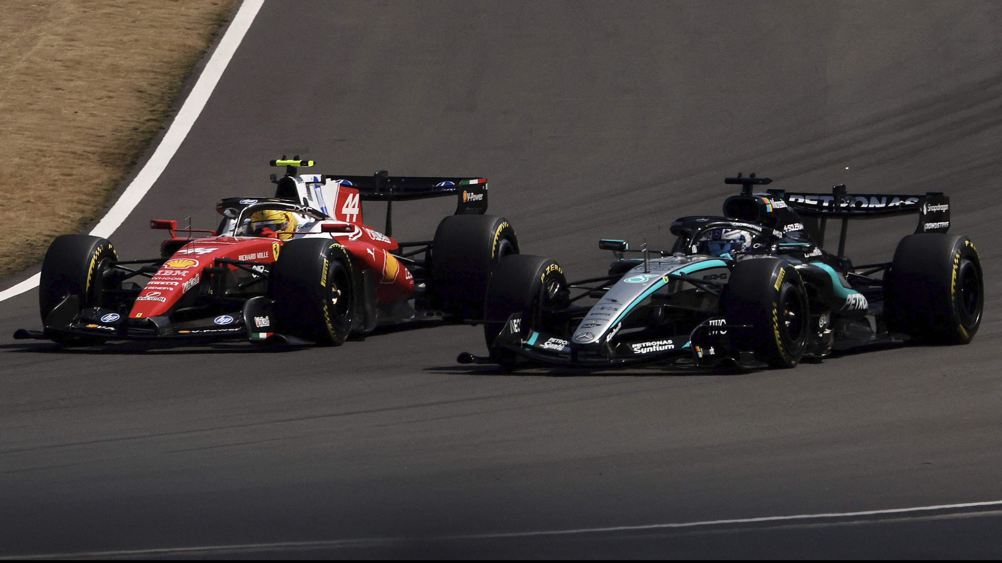 Pembalap Ferrari, Lewis Hamilton (kiri) bersaing dengan driver Mercedes, George Russell (kanan) di F1 GP China 2026.