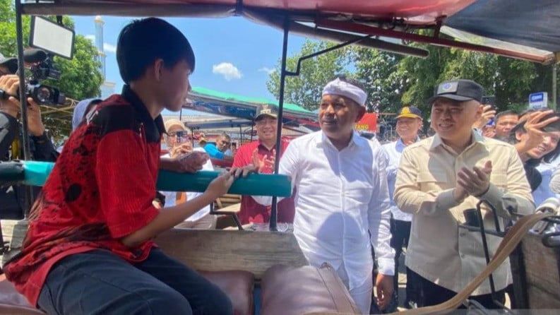 Gubernur Jawa Barat Dedi Mulyadi (KDM) berinteraksi dengan kusir delman saat acara penyerahan kompensasi bagi pelaku usaha delman dan becak di Markas Polres Garut, Jawa Barat, Sabtu (14/3).