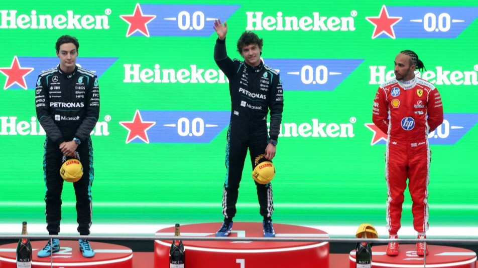 Kimi Antonelli, George Russell dan Lewis Hamilton di podium juara F1 GP China 2026