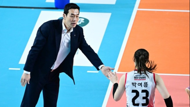 Pelatih Red Sparks Ko Hee-jin dan Park Yeo-reum.