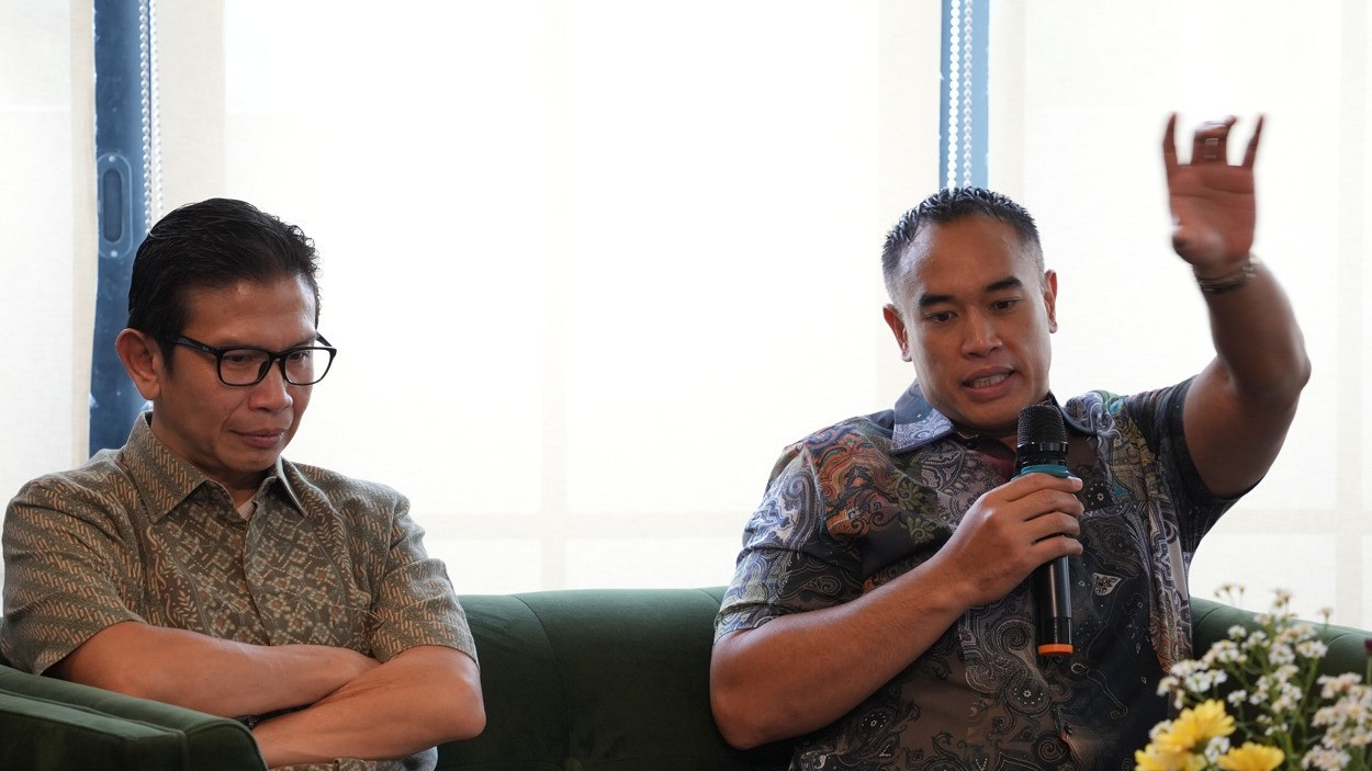 Komisaris Utama PT Cimanggis Cibitung Tollways Anindra Ardiansyah Bakrie (kanan) dan Komisaris PT CCT Hendrajanto Matra Sakti (kiri).