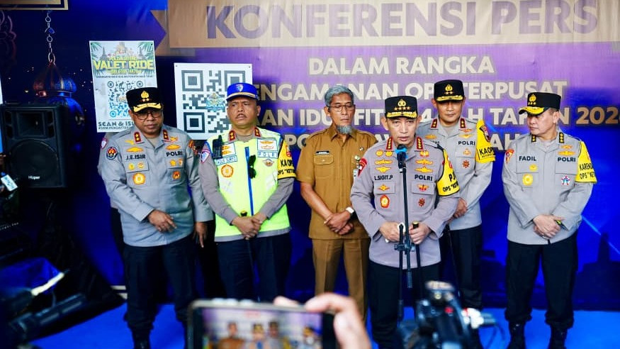 Tinjau Kalikangkung, Kapolri Pastikan Pelayanan hingga Rekayasa Lalin Optimal Hadapi Mudik
            - galeri foto