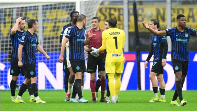 Wasit Gianluca Manganiello dan Para Pemain Inter Milan di Liga Italia