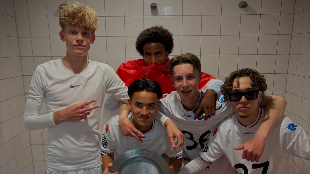 Akui Sulit Ikuti Jejak Sang Paman di Panggung Eropa, Keponakan Van Bronckhorst Tertarik Bela Timnas Indonesia
            - galeri foto