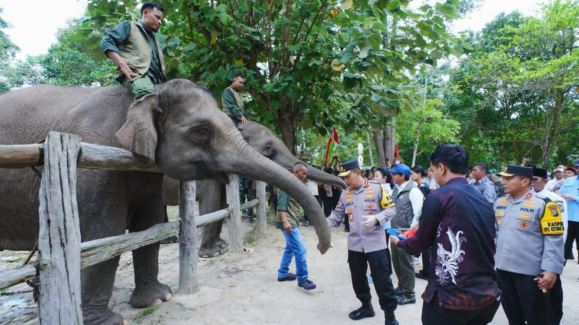 Kapolri Jenderal Listyo Sigit Prabowo bersama Ketua Komisi IV DPR Siti Hediati Hariyadi atau Titiek Soeharto meninjau lahan konservasi Gajah di Taman Nasional Tesso Nilo (TNTN).