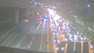 Tol Jakarta-Cikampek arah Jawa Tengah macet panjang, Selasa (17/3) malam.