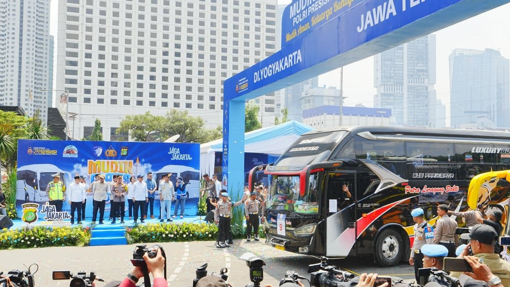 Kapolri Jenderal Listyo Sigit Prabowo memberangkatkan 80 Bus Mudik Gratis Polri Presisi dari Lapangan Polda Metro Jaya, pada Rabu (18/3) pagi.