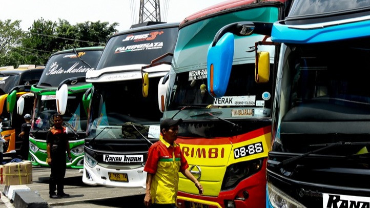 Berita Foto: Puncak Arus Mudik Lebaran 2026, Ribuan Penumpang Padati Terminal Kampung Rambutan
            - galeri foto
