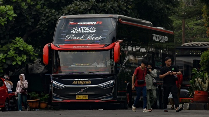 Berita Foto: Puncak Arus Mudik Lebaran 2026, Ribuan Penumpang Padati Terminal Kampung Rambutan
            - galeri foto