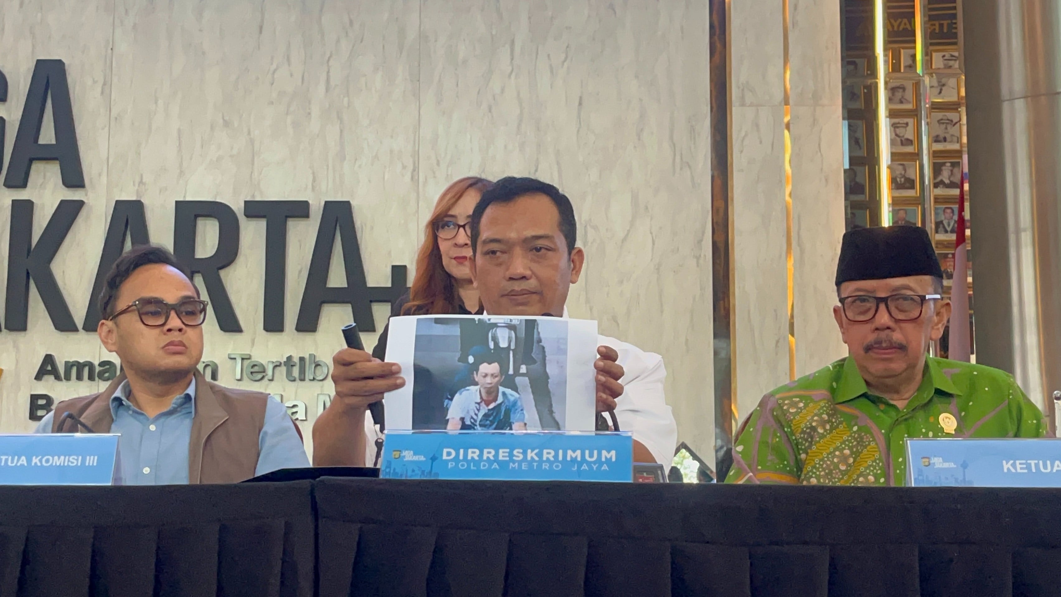 Polisi menunjukkan tampang terduga pelaku penyiraman air keras aktivis KontraS Andrie Yunus