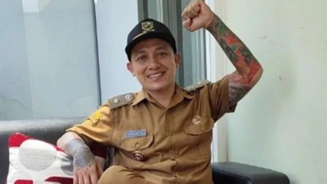 Kepala Desa Purwasaba, Banjarnegara, Hoho Alkaf dikenal sebagai kades bertato