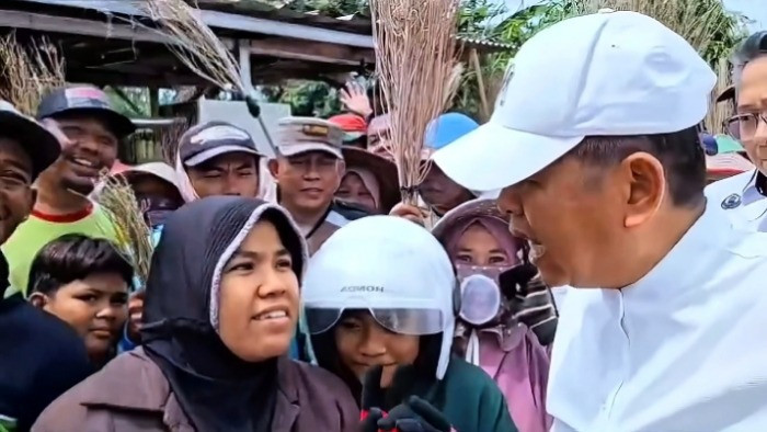 Gubernur Jawa Barat Dedi Mulyadi sidak ratusan penyapu koin di kawasan Jembatan Sewoharjo