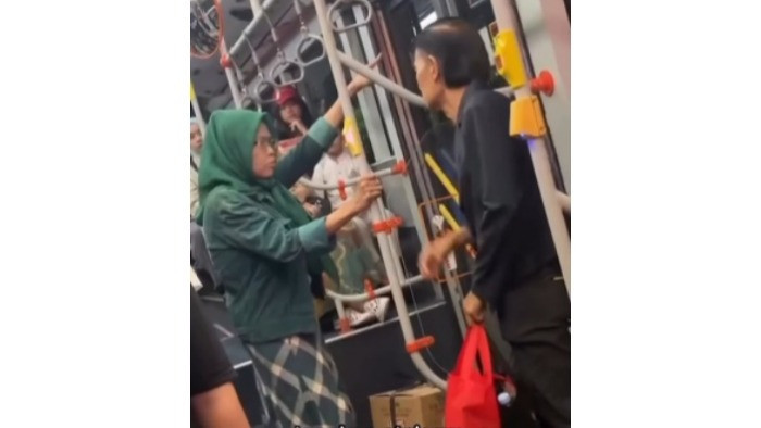 Video ibu-ibu dijuluki  Ibu Sinetron  menuduh penumpang TransJakarta sebagai antek-antek bandar narkoba viral