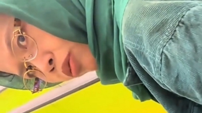 Ibu-ibu berbaju hijau marah-marah di eskalator viral