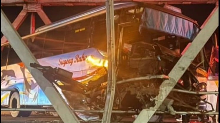 Bus Sugeng Rahayu Kecelakaan Hantam Tiang Jembatan Jurug, Karanganyar-Solo