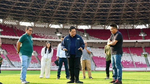 Erick Thohir Pantau Kondisi Lapangan Stadion GBK