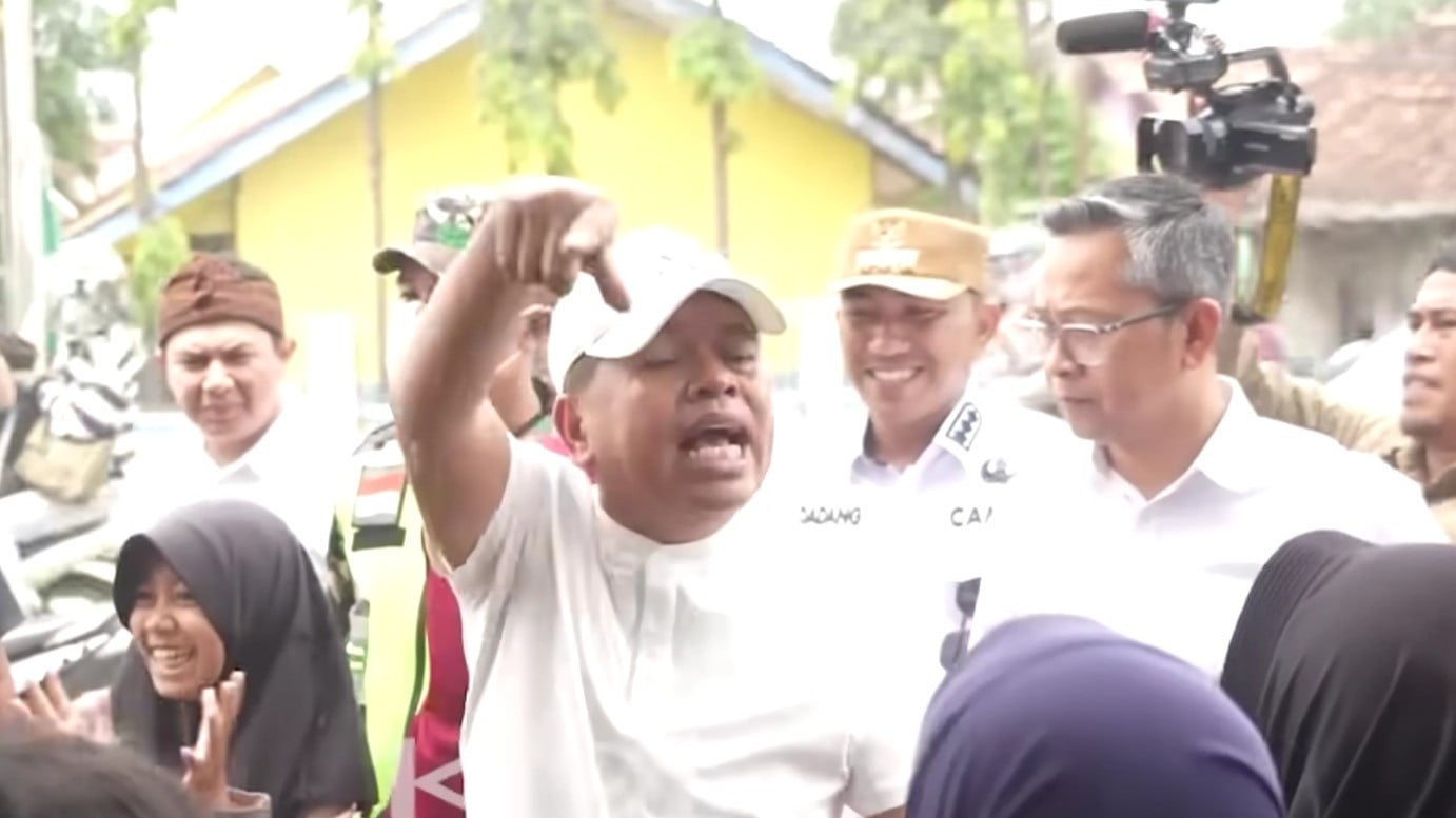 Gubernur Jawa Barat Dedi Mulyadi saat membubarkan warga penyapu koin di jalur Subang-Indramayu Jawa Barat, Rabu (18/3/2026)