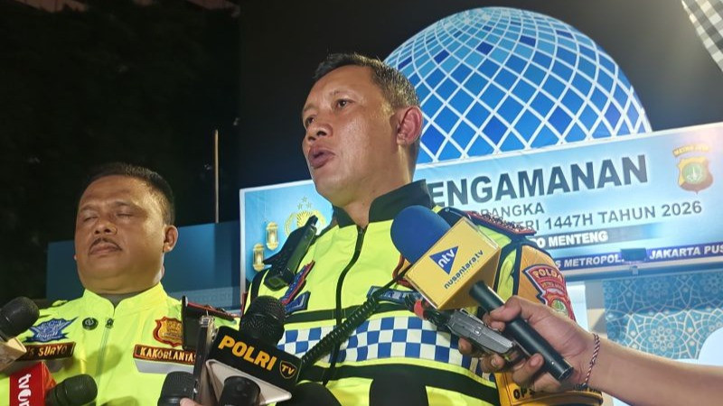 Dirlantas Polda Metro Jaya Kombes Pol. Komarudin memberikan keterangan pers di kawasan Bundaran HI, Jakarta Pusat, Jumat (20/3/2026).