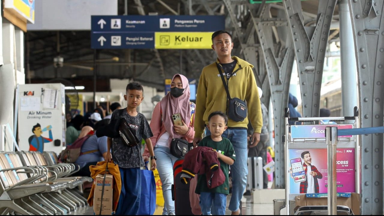 H-4 Idul Fitri 1447 Hijriah, Pemudik padati Stasiun Pasar Senen Jelang Lebaran, diperkirakan puncak arus mudik akan terjadi pada sore ini, Jakarta Pusat, Selasa (17/3/2026)