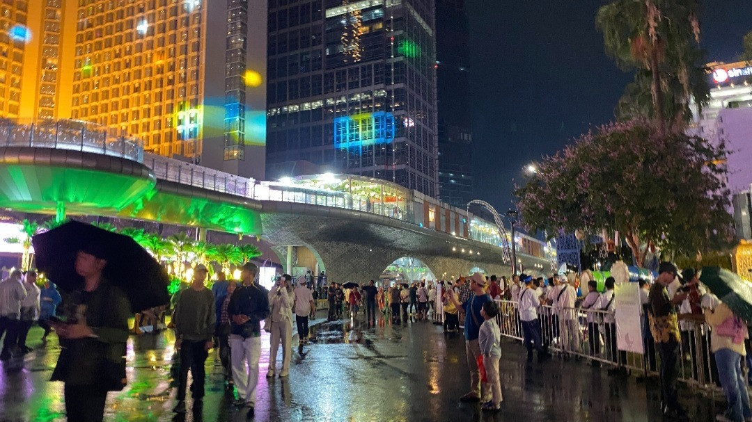 Meski Diguyur Hujan, Warga Ramaikan Malam Takbiran di Bundaran HI