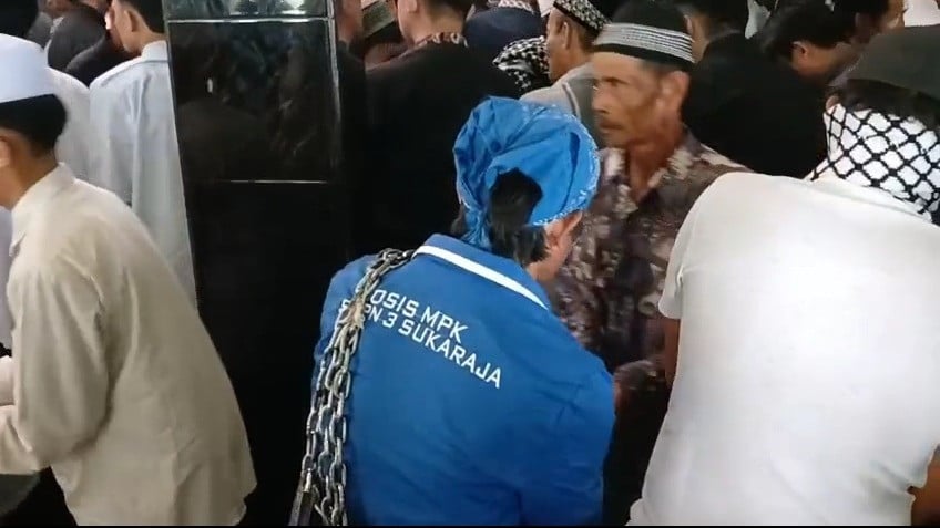 Gagal Sedih! Jamaah Salat Id di Tasikmalaya Malah Ngakak Lihat Manusia Gembok