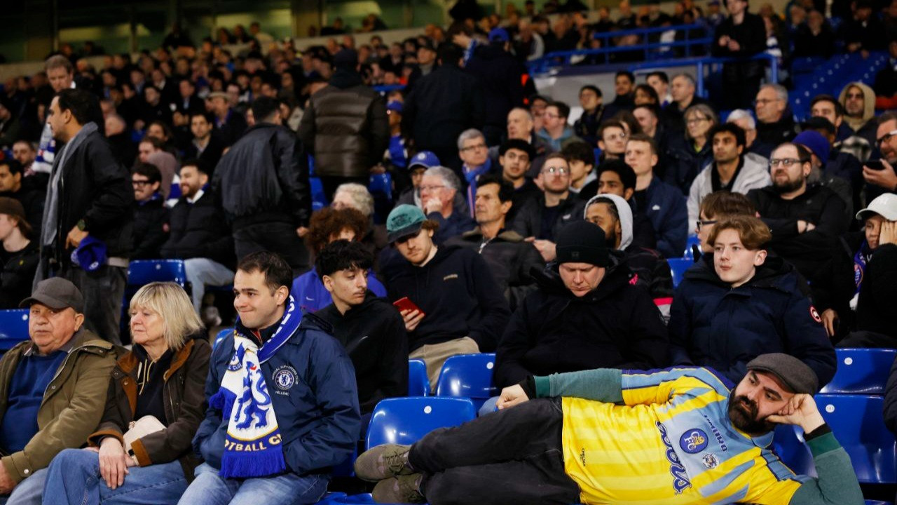 Suporter Chelsea terdiam saat The Blues dipermalukan Paris Saint-Germain (PSG) pada Liga Champions di Stadion Stamford Bridge