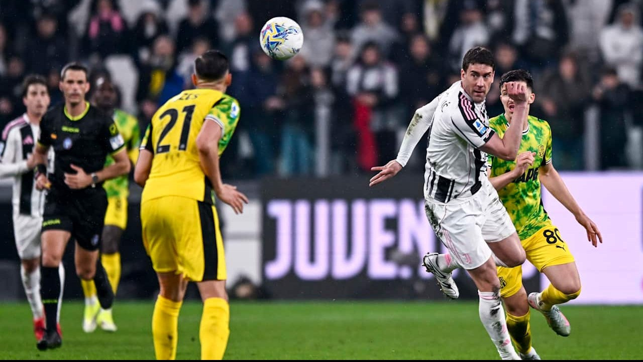 Jay Idzes berhadapan dengan Dusan Vlahovic di Laga Sassuolo kontra Juventus