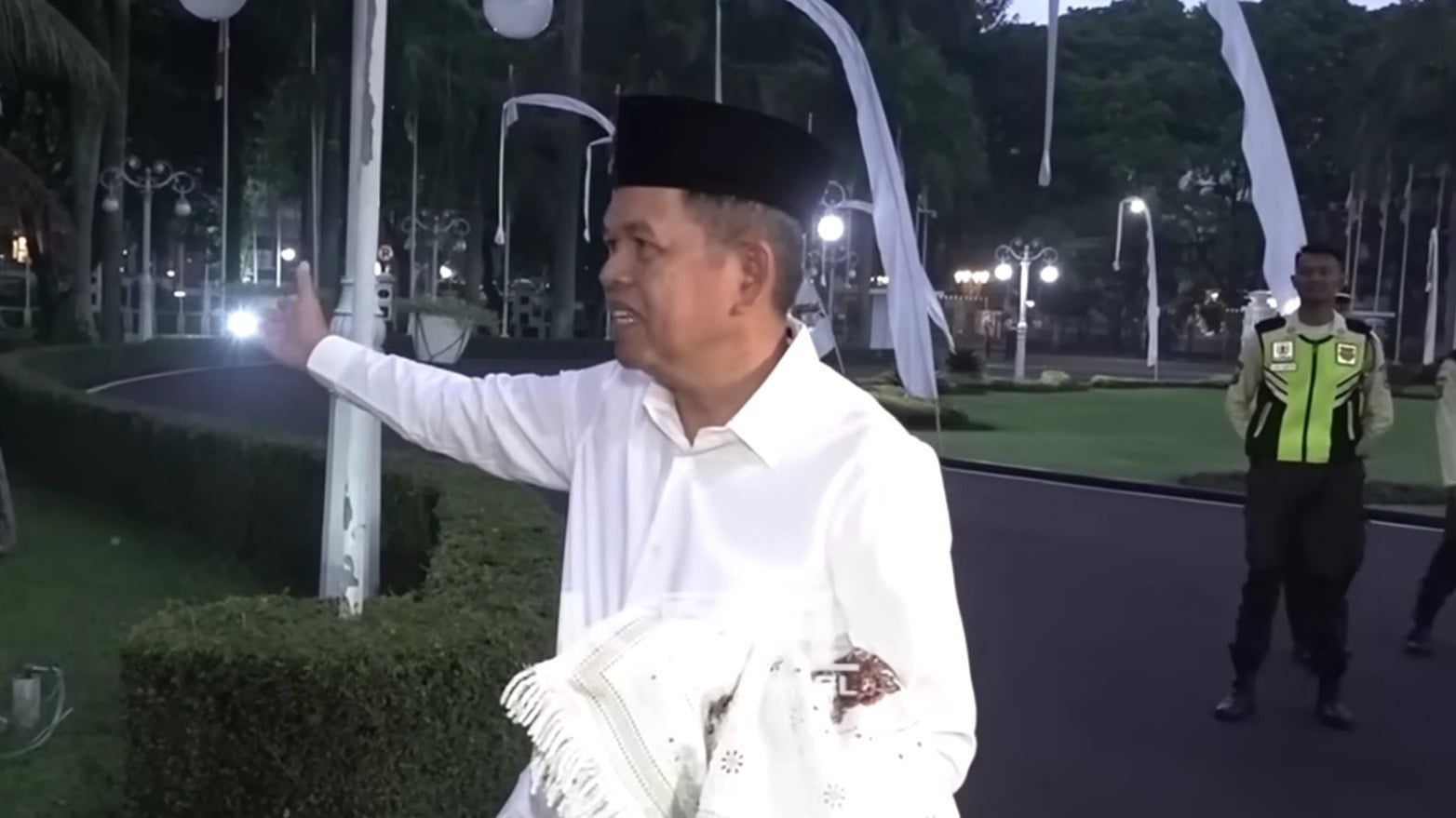 Momen Gubernur Jawa Barat Dedi Mulyadi alias KDM marahi pegawai pramusaji sebelum shalat Ied
