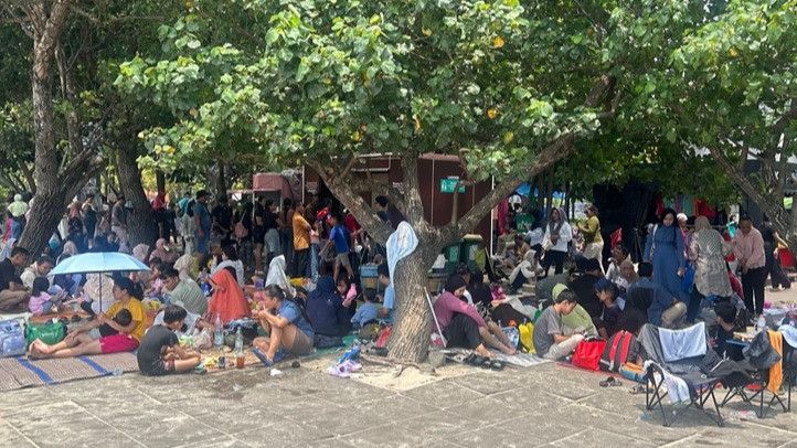 Pengunjung Pantai Ancol, Minggu (22/3/2026)