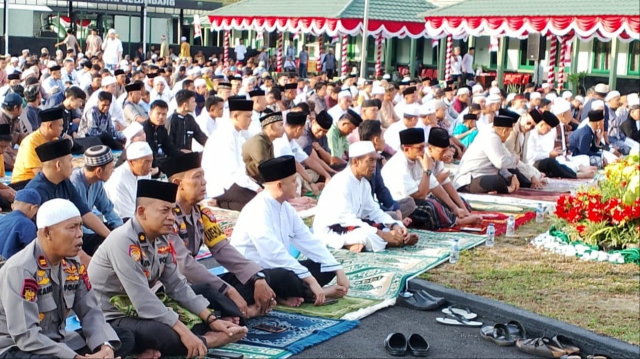 Memakai Peci saat Shalat bagi Laki-laki, Apakah Wajib?