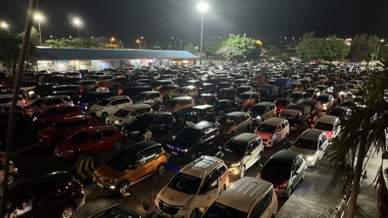 Suasana saat sejumlah kendaraan pemudik arus balik di kantong parkir dermaga reguler, Pelabuhan Bakauheni, Lampung.