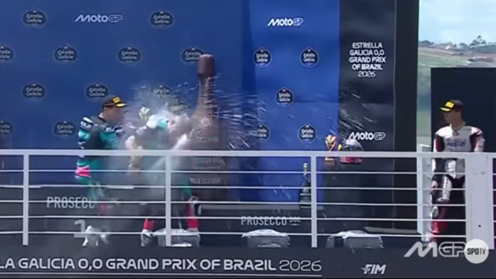 Veda Ega Pratama menyingkir dari semprotan sampanye di podium Moto3