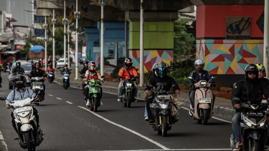 Sejumlah pemudik sepeda motor mulai padati kawasan jalan raya kalimalang, Jakarta Timur, Selasa (24/3/2026)