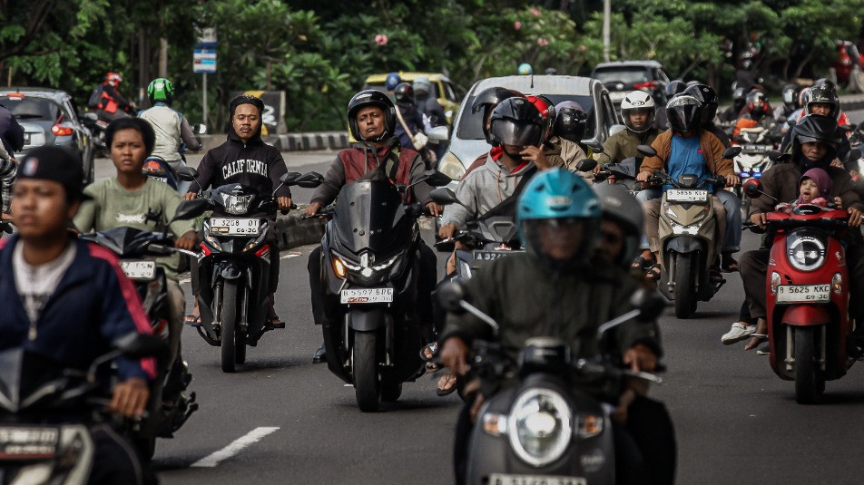 Sejumlah pemudik sepeda motor mulai padati kawasan jalan raya kalimalang, Jakarta Timur, Selasa (24/3/2026)