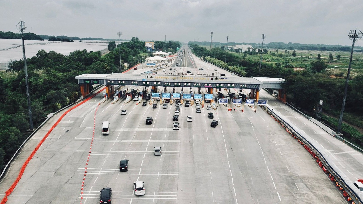 Situasi arus balik di Gerbang Tol Cikampek Utama.