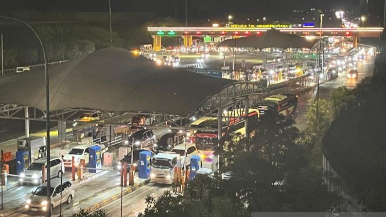 Sejumlah kendaraan melintas di Gerbang Tol Cikampek Utama ke luar menuju arah Jakarta pada momen arus balik Lebaran 2026, Selasa (24/3).