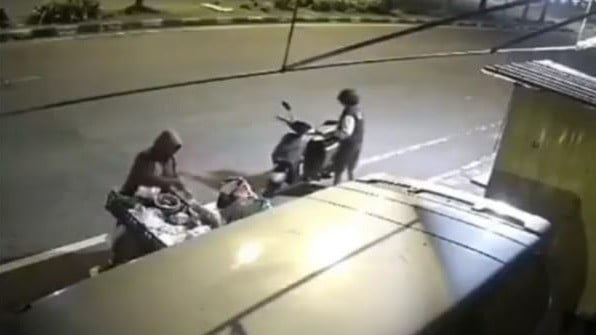 Taksi online tabrak penjual sayur dan pembelinya hingga tewas ditempat