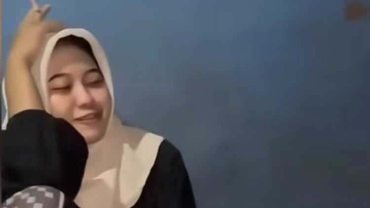 Seorang wanita berhijab terekam merokok saat diduga berkumpul bersama dengan temannya yang mengonsumsi miras di momen Lebaran 2026 viral